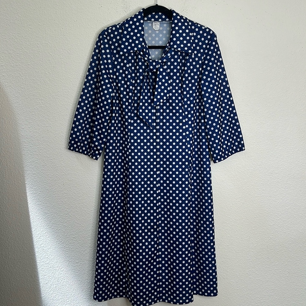 Vintage 1970s navy blue/white polkadot a line dress with removable tie. Medium